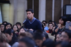 Mo Yan at Columbia with Students  2014a